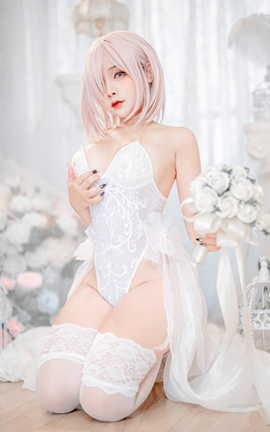 Sayo Momo Mashu white lingerie body oil